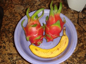 Pitaya size by comparison, Flo